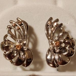 ✨️3 for 20✨️ 🌸Vintage🌸 silver tone earrings w/pink and white gems 💎